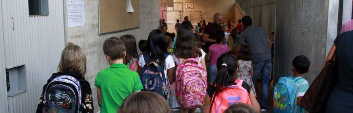 Alumnos entrando en un colegio público de Madrid (archivo)