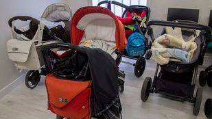 Detenidos por robar carritos de bebé de alta gama en guarderías madrileñas