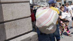 Detenido un mantero por agredir a dos policías en Carabanchel
