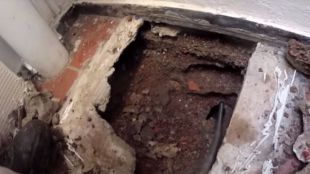 Niño queda atascado en el desagüe, ¿Podría pasar esto en los hogares de Madrid?