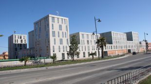 Mil personas llevan cinco días sin luz en un edificio okupado del 'banco malo' en Parla