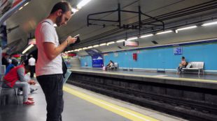 Metro pone en marcha un proyecto para poder cargar móviles