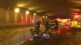 Un motorista fallecido y otro herido grave tras una colisión en el túnel bajo la avenida Islas Filipinas