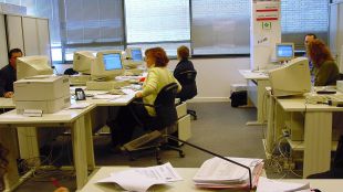 La Comunidad retrasa a enero el pago del resto de la extra de 2012 a los funcionarios