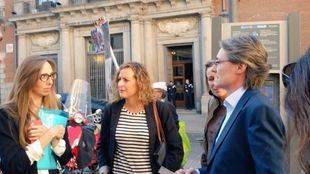 Higueras entrega a Exteriores la documentación para la acogida de refugiados