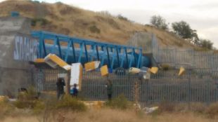 Alarma tras la aparición de varias neveras 'colgantes' que amenazan las vías del Metro entre Vicálvaro y Rivas