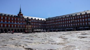 La decoración de las bóvedas de la Plaza Mayor, todavía en el aire