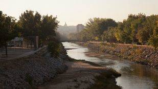El Ayuntamiento estudia mantener la escuela de remo mientras se repara la presa 9 de Manzanares