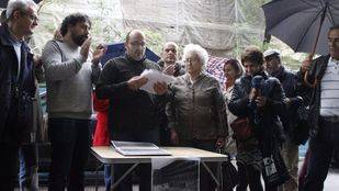 Concentración frente al Beti-Jai para protestar contra el plan de recuperación