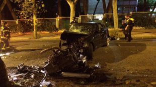 Rescatada la copiloto de un coche que había chocado contra un árbol
