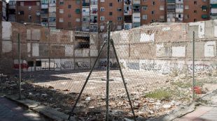 Un contenedor de servicios públicos sobre el antiguo mercado de Puerta Bonita