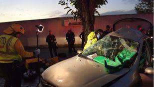 Dos menores, heridos tras chocar un coche contra un árbol en Entrevías