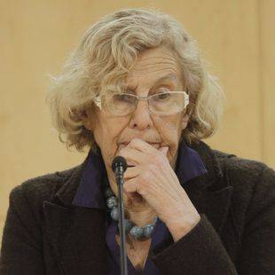 Manuela Carmena es trasladada al hospital tras sufrir un problema de salud en el Pleno