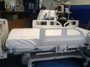 Las camas de la UCI del Hospital 12 de Octubre no entran en los quirófanos