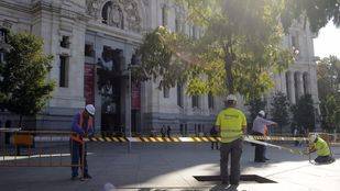 Acordonan el edificio de Correos en Cibeles al desprenderse una parte de la fachada