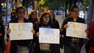 Un centenar de personas se manifiesta contra los CIE