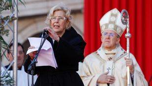 Carmena se compromete ante la Almudena a atender a los refugiados y 'sin papeles'