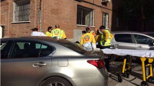Un coche parado comienza a circular y atropella a dos mujeres en La Elipa