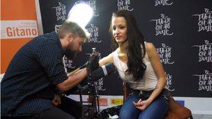 Millones de personas en Twitter evitan que una joven gitana se tatúe un prejuicio