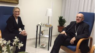 Cifuentes 'se confiesa' en Roma y pide "disculpas" por su comentario sobre Andalucía