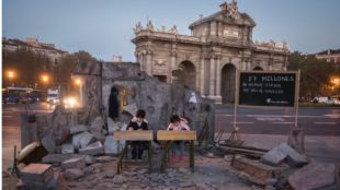 Una escuela siria frente a la Puerta de Alcalá