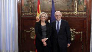 Carmena "mejorará" el plan económico financiero del Ayuntamiento tras reunirse con Montoro