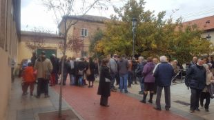 Vecinos de Hortaleza se concentran para evitar la construcción de un gimnasio en la plaza de la iglesia