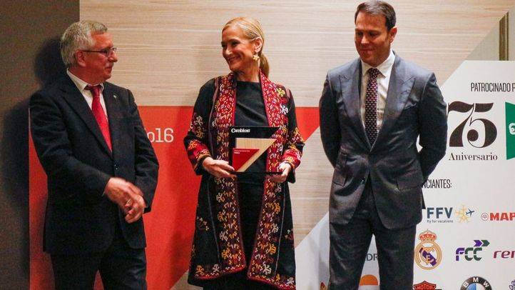 Entrega del premio 'Político del año' a Cristina Cifuentes, otorgado por la revista Cambio 16.