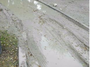 Un barrizal a la puerta del cole