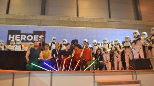 'Cosplayers' y soldados imperiales marcan el paso