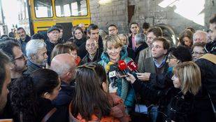 Esperanza Aguirre ha visitado las cocheras de Metro de Cuatro Caminos junto a un grupo de cooperativistas de Metropolitan para protestar por los requerimientos inasumibles que les pide el Ayuntamiento para aprobar el proyecto de edificación.