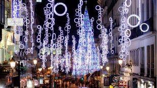 Herida leve una mujer al caerle luces de Navidad en la calle Fuencarral