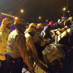 Un conductor es rescatado de un vehículo que volcó en la A-5