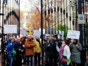 Vecinos de Chamberí se encadenan para protestar por el derribo del antiguo Taller de Precisión de Artillería