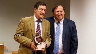 El juez Emilio Calatayud recibe un premio por su labor en favor de la infancia