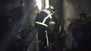 Un bombero accede al interior de la casa que ha salido ardiendo