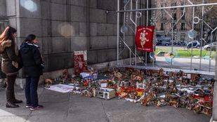 Varios madrileños llenan la Puerta de Alcalá de belenes para mostrar el "orgullo" de ser "católicos, cristianos y españoles"