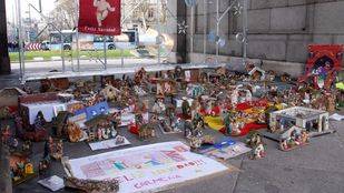 Los belenes de la Puerta de Alcalá no son una protesta sino una "aportación a la Navidad", según el Ayuntamiento