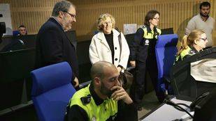 Carmena recorre los efectivos que estarán de guardia esta Nochebuena