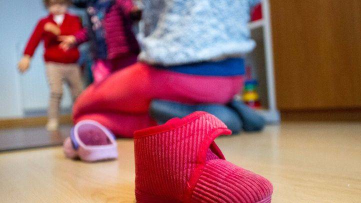 Un de los zapatos de estar por casa de uno de los tres niños que cuida Carolina.