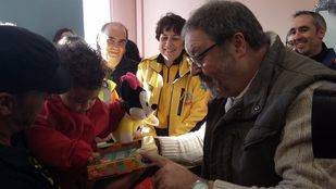 'Los Reyes' traen 200 juguetes para niños y niñas de acogida