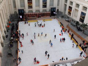Cibeles celebra la Navidad con una gran pista de hielo