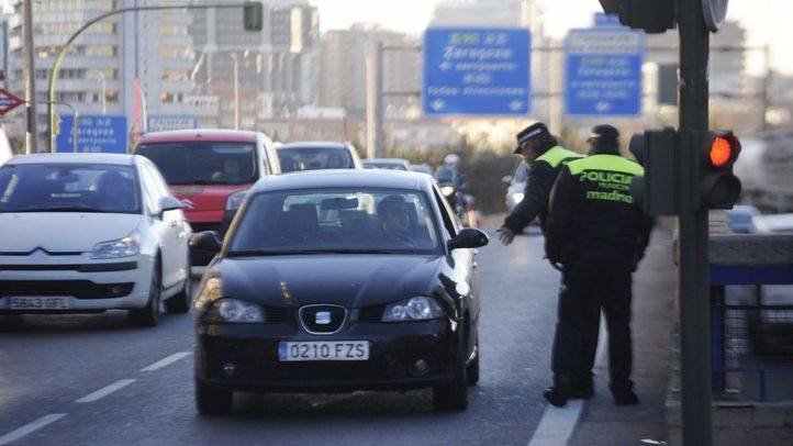 Agentes de la Policía Municipal prohíben el acceso a vehículos con matricula par en avenida América en el primer día que se activa el escenario 3 del protocolo anticontaminación.