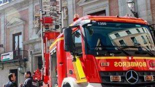 Caen varios cascotes de la cornisa del edificio municipal de Plaza de la Villa