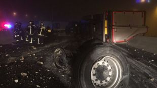 El accidente de dos camiones en la M-50 obliga a evacuar a una mujer que había roto aguas