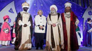 Aguirre aprueba los trajes de los Reyes Magos frente a "las cortinas de ducha" del año pasado