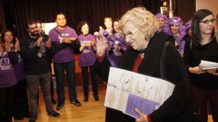 La alcaldesa de Madrid, Manuela Carmena, ha visitado el distrito de Villa de Vallecas y ha atendido las quejas de los ciudadanos.