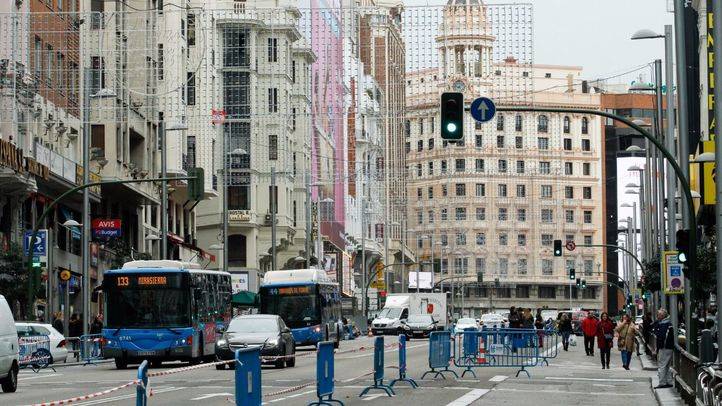 Corte de varios carriles de tráfico rodado para ampliar las aceras de la calle Gran Vía.