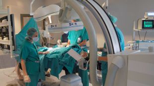 La oposición en la Asamblea de Madrid califica el cierre de quirófanos de "falta de previsión" por parte del Gobierno