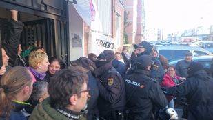 Dos personas detenidas y siete policías heridos en el desahucio de una familia en Alcalá